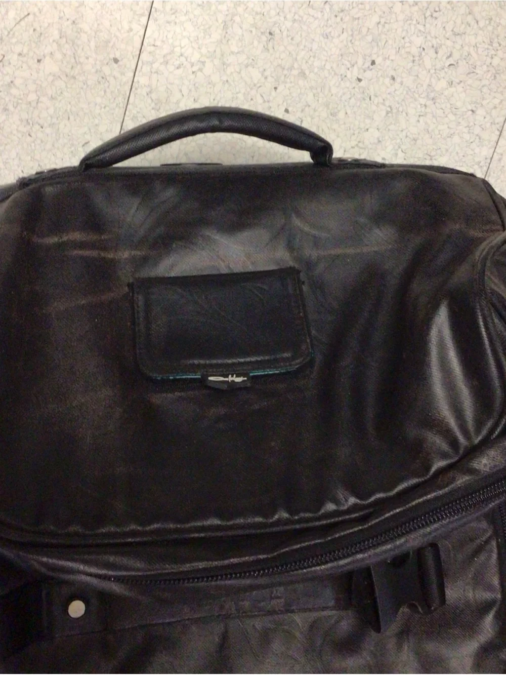 Vtg rare Oakley Black Rolling Duffel luggage with Telescopic Handle. 30X17X15.